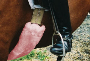 Bauchgurtschoner Lammfell pink, Länge 60 cm