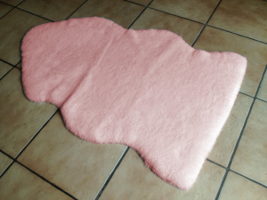 Teppich Lammfell Naturform pink